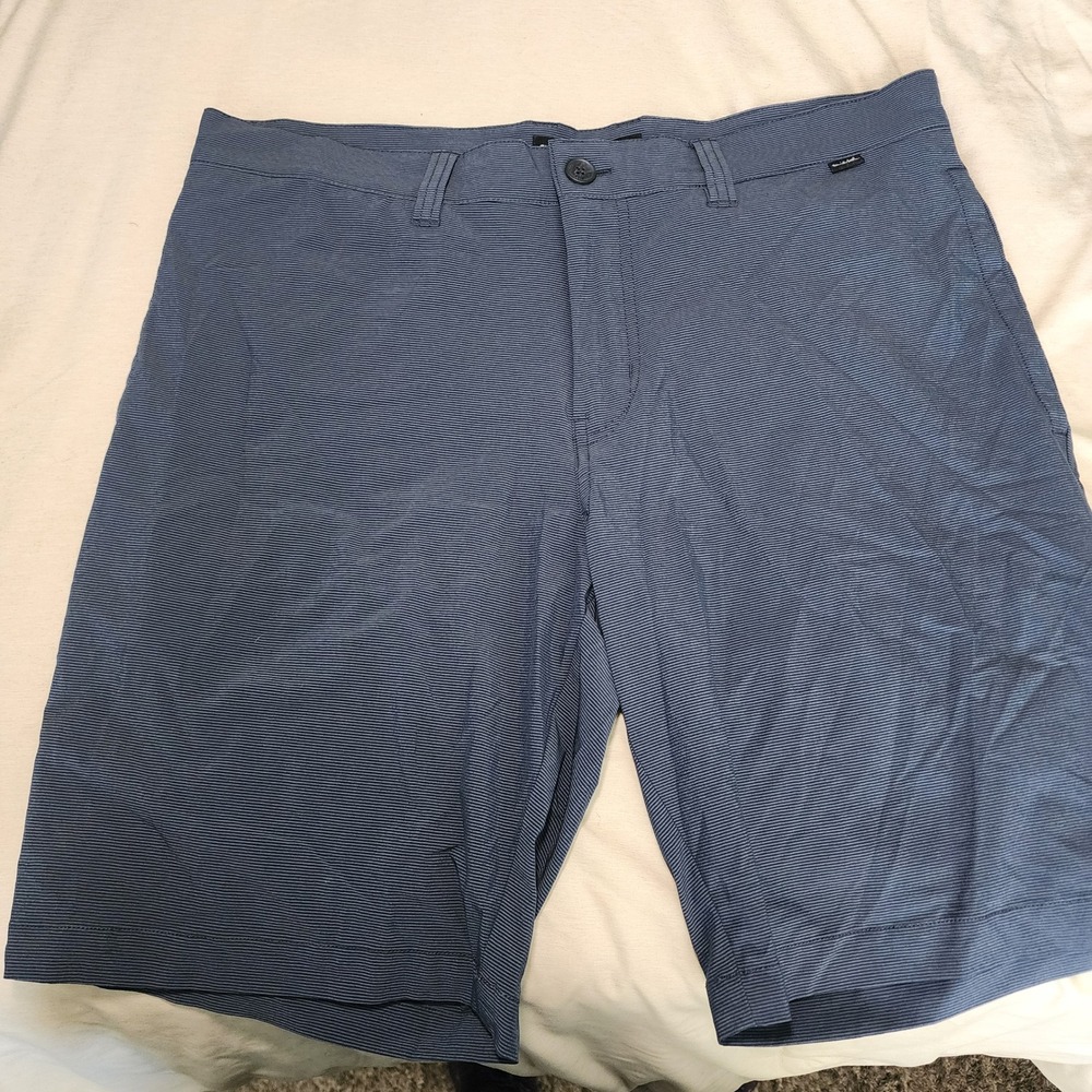 TravisMathew Golf Shorts Mens 34 Blue Excellent Micro Stripe Performance 1MQ077